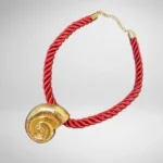 Collar caracola cordón rojo ERYNA