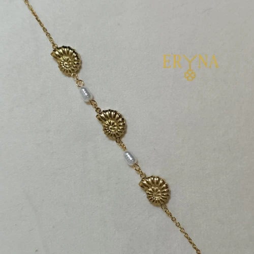 PULSERA DE ACERO DORADO CON CARACOLAS Y PERLAS