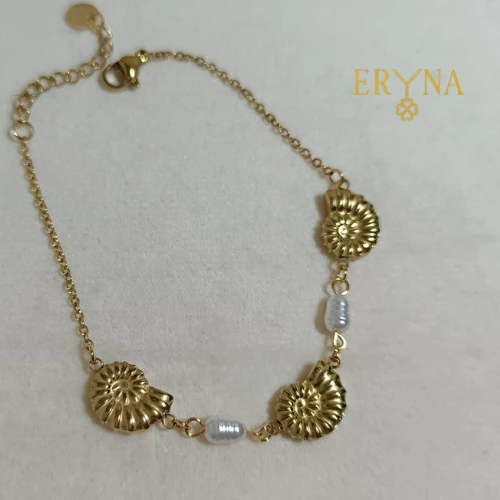 PULSERA DE ACERO DORADO CON CARACOLAS Y PERLAS