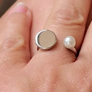 anillo ERYNA en dedo plateado perla