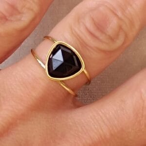 Anillo ERYNA dorado puesto en el dedo