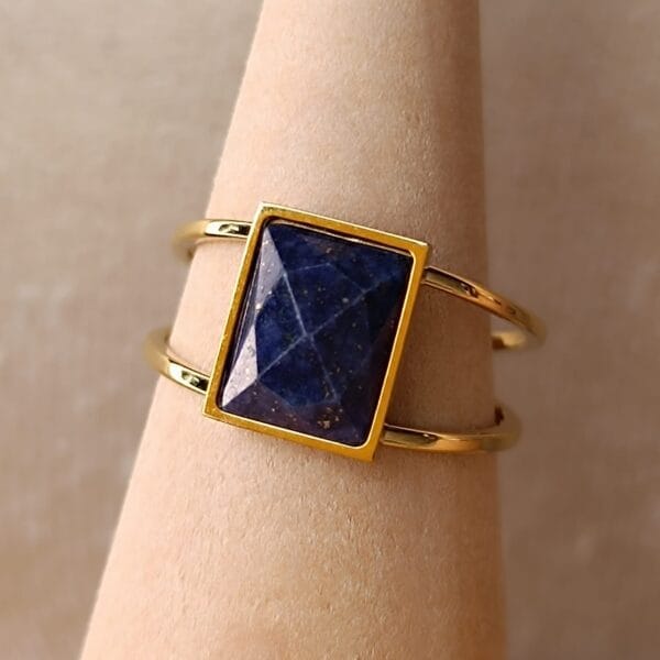 Anillo ERYNA dorado con piedra lapislázuli Anillo ERYNA dorado con piedra lapislázuli