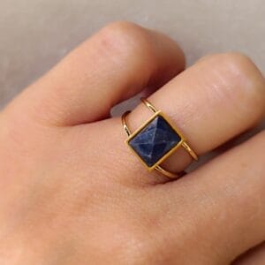 Anillo ERYNA dorado lapislázuli en mano