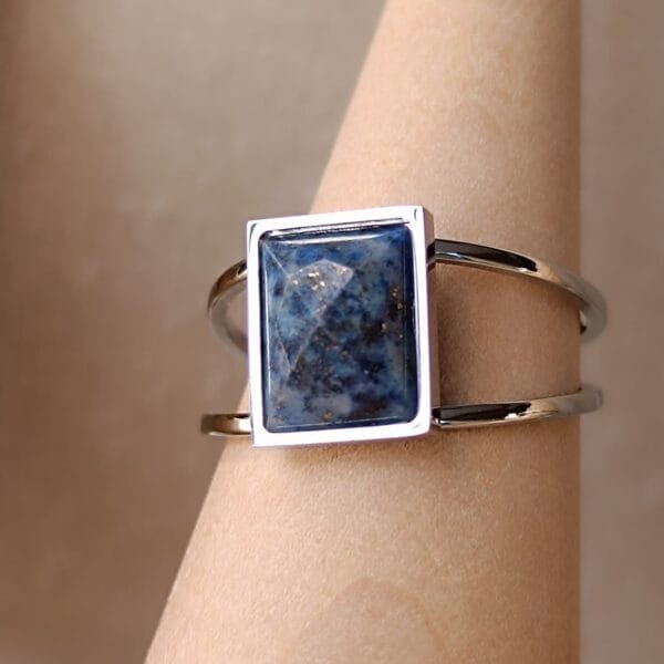 Anillo ERYNA plateado con piedra lapislázuli Anillo ERYNA plateado con piedra lapislázuli