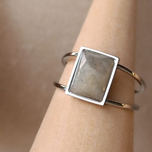 Anillo ERYNA plateado con piedra labradorita Anillo ERYNA plateado con piedra labradorita
