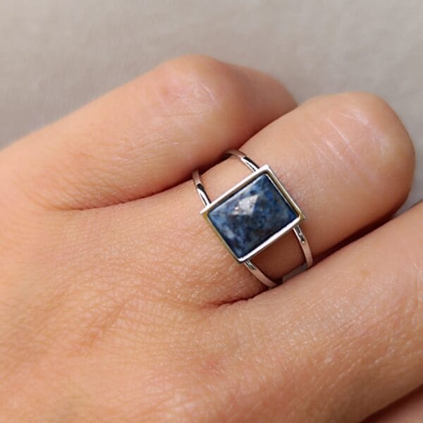 Anillo ERYNA dorado lapislázuli en mano Anillo ERYNA dorado lapislázuli en mano