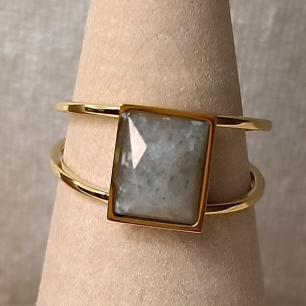 Anillo ERYNA dorado con piedra labradorita Anillo ERYNA dorado con piedra labradorita