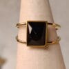 Anillo ERYNA dorado con piedra ágata negra Anillo ERYNA dorado con piedra ágata negra