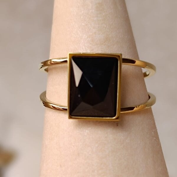 Anillo ERYNA dorado con piedra ágata negra Anillo ERYNA dorado con piedra ágata negra