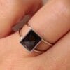 Anillo ERYNA plateado con piedra ágata negra Anillo ERYNA plateado con piedra ágata negra