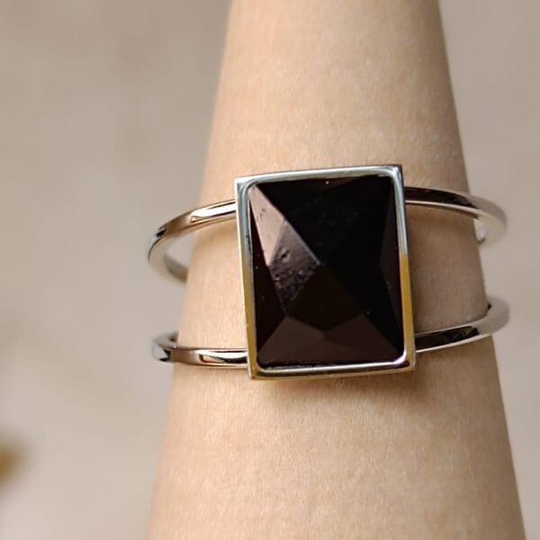Anillo ERYNA plateado con piedra ágata negra Anillo ERYNA plateado con piedra ágata negra