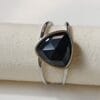 Anillo ERYNA plateado con piedra negra triangular