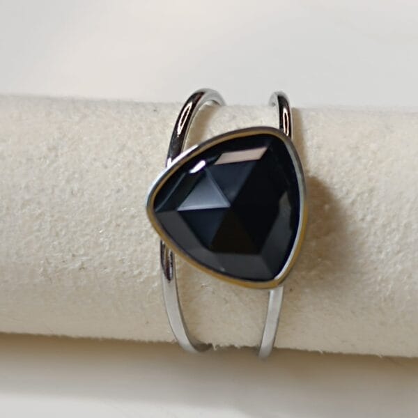 Anillo ERYNA plateado con piedra negra triangular