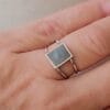 Anillo ERYNA plateado labradorita en mano Anillo ERYNA plateado labradorita en mano