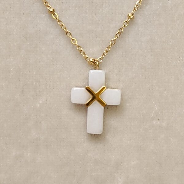 Colgante Cruz ERYNA en piedra blanca con cadena dorada de acero