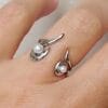 anillo ajustable plateado con perla en mano