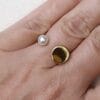 anillo ERYNA en dedo dorado perla