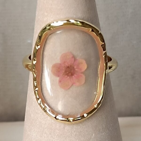 Anillo ERYNA con flor seca – En expositor Anillo ERYNA ajustable con flor seca vista en soporte