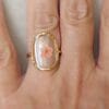 Anillo ERYNA con flor seca – Vista en dedo Anillo ERYNA flor seca ajustable en acero dorado