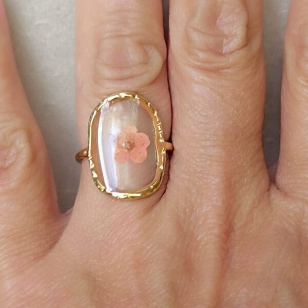 Anillo ERYNA con flor seca – Vista en dedo Anillo ERYNA flor seca ajustable en acero dorado