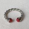 Anillo ajustable ERYNA con piedras rojas