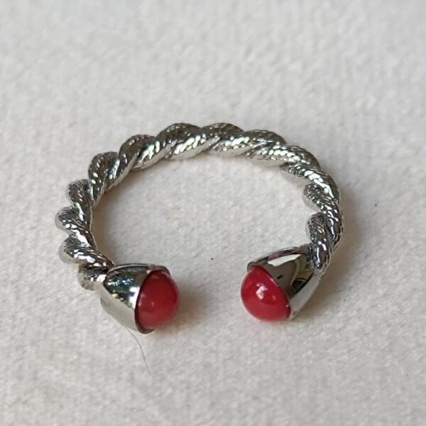 Anillo ajustable ERYNA con piedras rojas