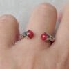 Anillo ERYNA ajustable puesto en el dedo