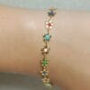 pulsera-eryna-flores-multicolor-en-muñeca