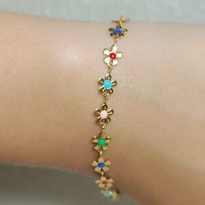 pulsera-eryna-flores-multicolor-en-muñeca