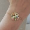 pulsera-eryna-flor-multicolor-en-mano