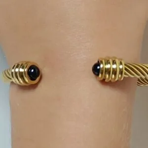 Pulsera rígida dorada ERYNA con piedra negra