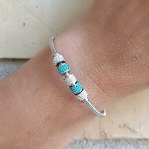 pulsera eryna acero cristales azul blanco en muñeca pulsera eryna acero cristales azul blanco en muñeca