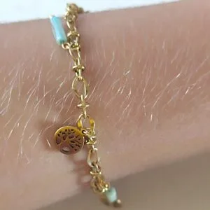 Pulsera ERYNA vista en la muñeca con charms y cristales verdes