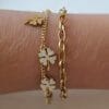 Pulsera ERYNA con colgantes de trébol y cristales vista en muñeca