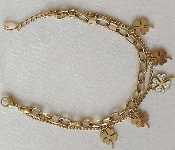 Pulsera ERYNA doble en acero dorado con colgantes de trébol vista extendida