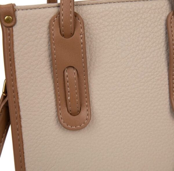 bolso bandolera kaki marca IRENE con asas y cremallera