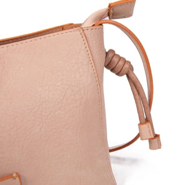 bolso irene bandolera rosa detalle correa