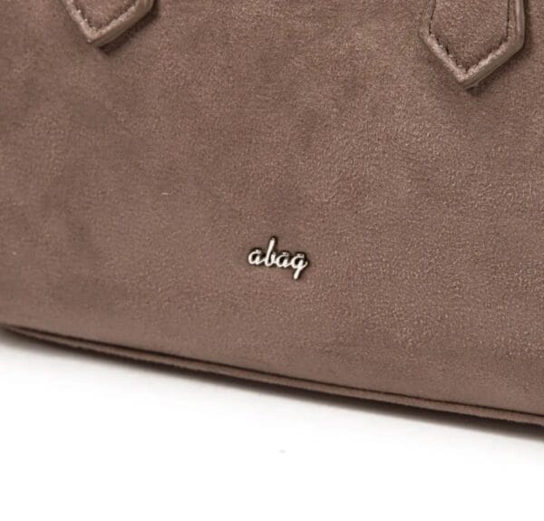 logo metálico abag sobre tejido color kaki