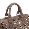 detalle lateral del bolso abag kaki con cierre metálico
