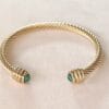 Pulsera rígida dorada ERYNA con piedra verde