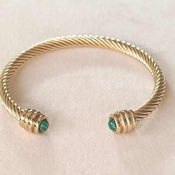 Pulsera rígida dorada ERYNA con piedra verde