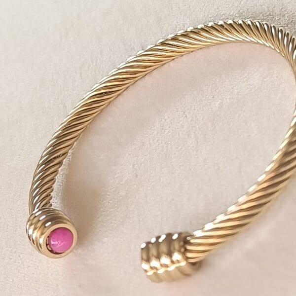 Pulsera rígida dorada ERYNA con piedra rosa