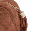 Detalle cremallera dorada del bolso camel de piel auténtica