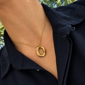 Collar ERYNA de círculo minimalista dorado puesto sobre el cuello