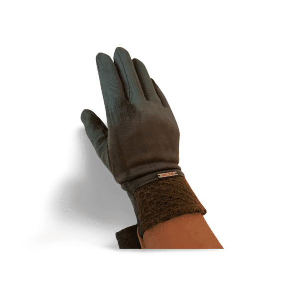 Guantes de mujer con puño de punto vistos en mano. Guantes de mujer con puño de punto vistos en mano.