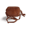 Bolso camel de piel auténtica con flecos y correa ajustable visto de frente