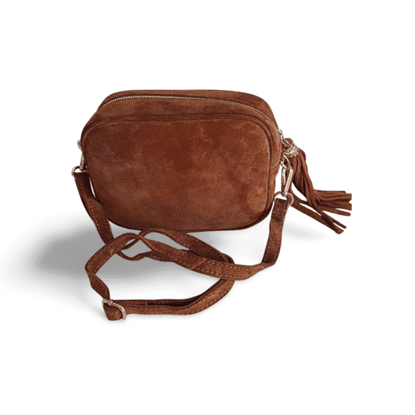 Bolso camel de piel auténtica con flecos y correa ajustable visto de frente