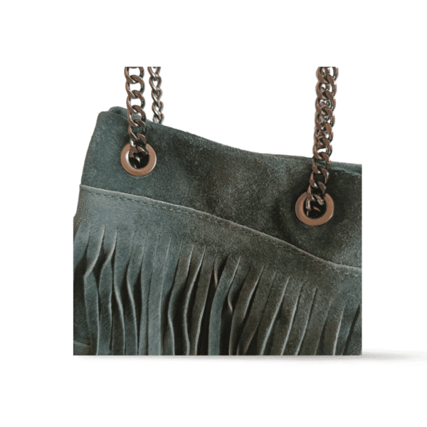 Detalle de cadena metálica en bolso de ante verde ERYNA