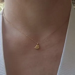 Collar huellita ERYNA dorado visto en modelo Collar huellita ERYNA dorado visto en modelo