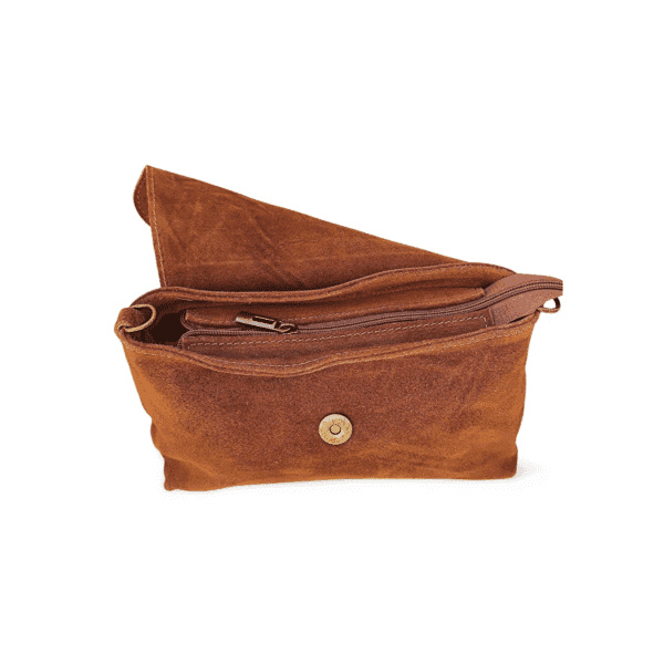 Interior del bolso de ante italiano con cremallera